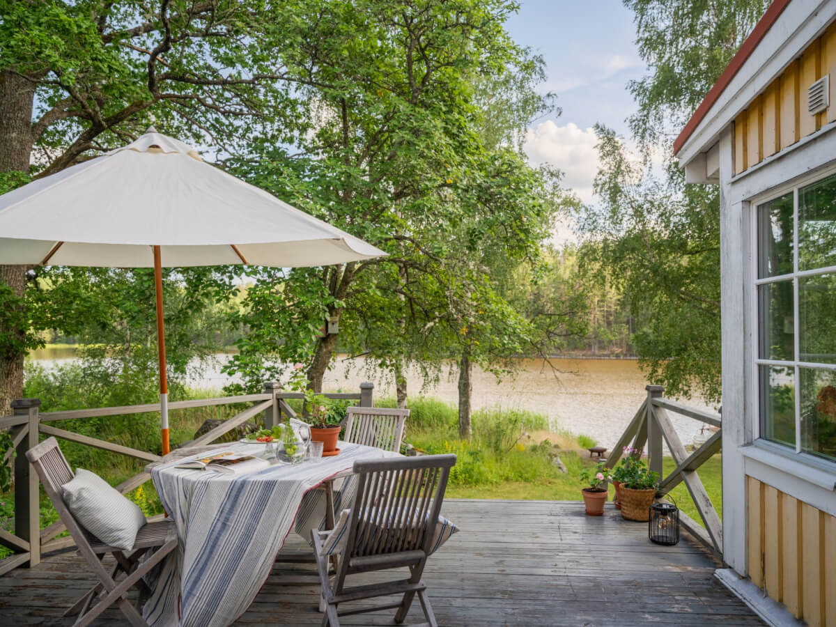 terrace lakeside home