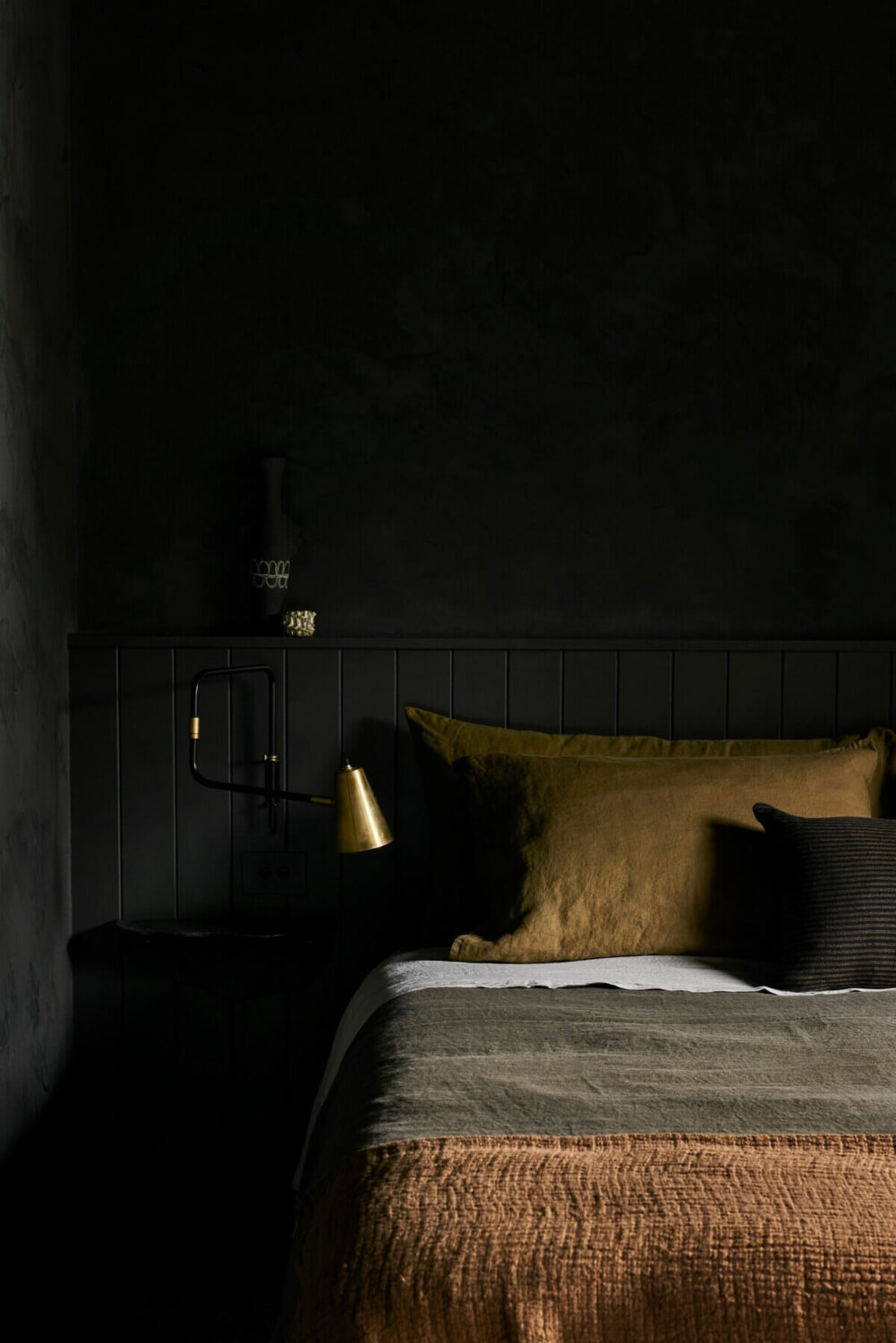 the-river-studio-airbnb-bedroom-earthy-colored-textiles-nordroom