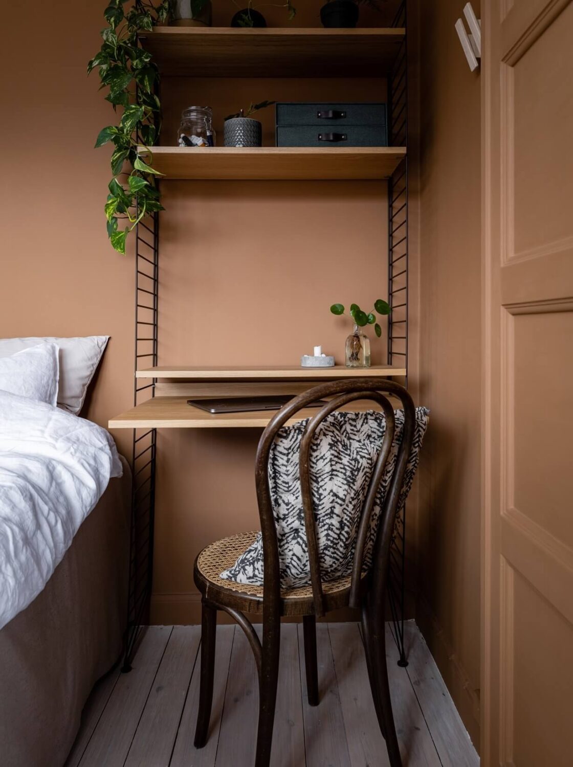 tiny-desk-bedroom-home-office-nordroom