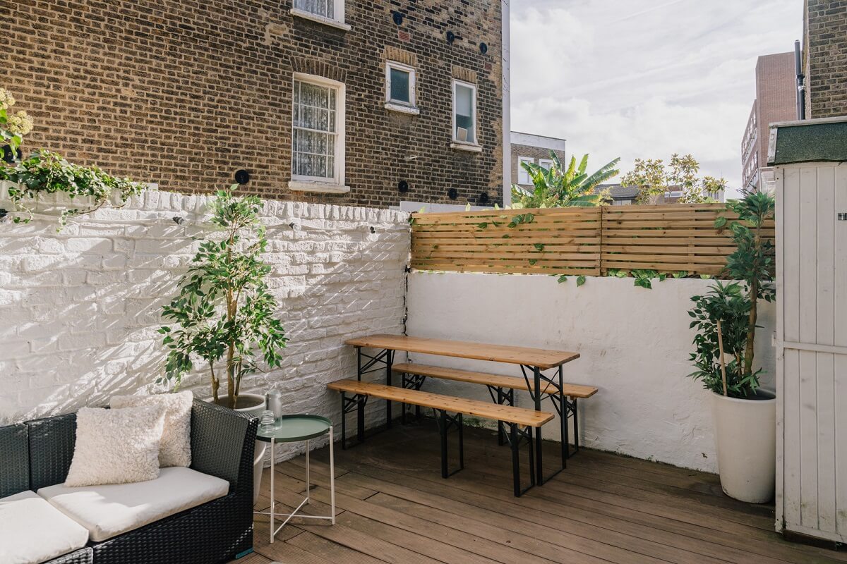 walled city garden A Charming One-Bedroom Apartment with a Courtyard Terrace