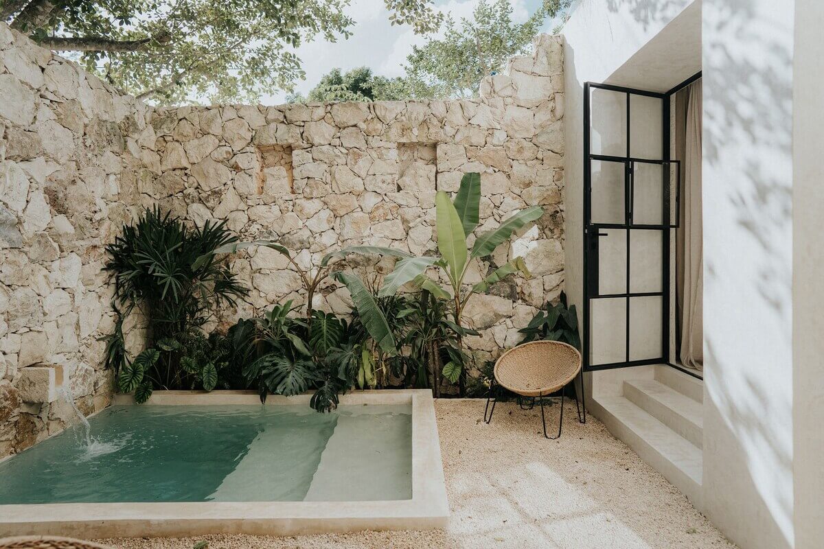 walled-outdoor-space-salt-water-swimming-pool-nordroom