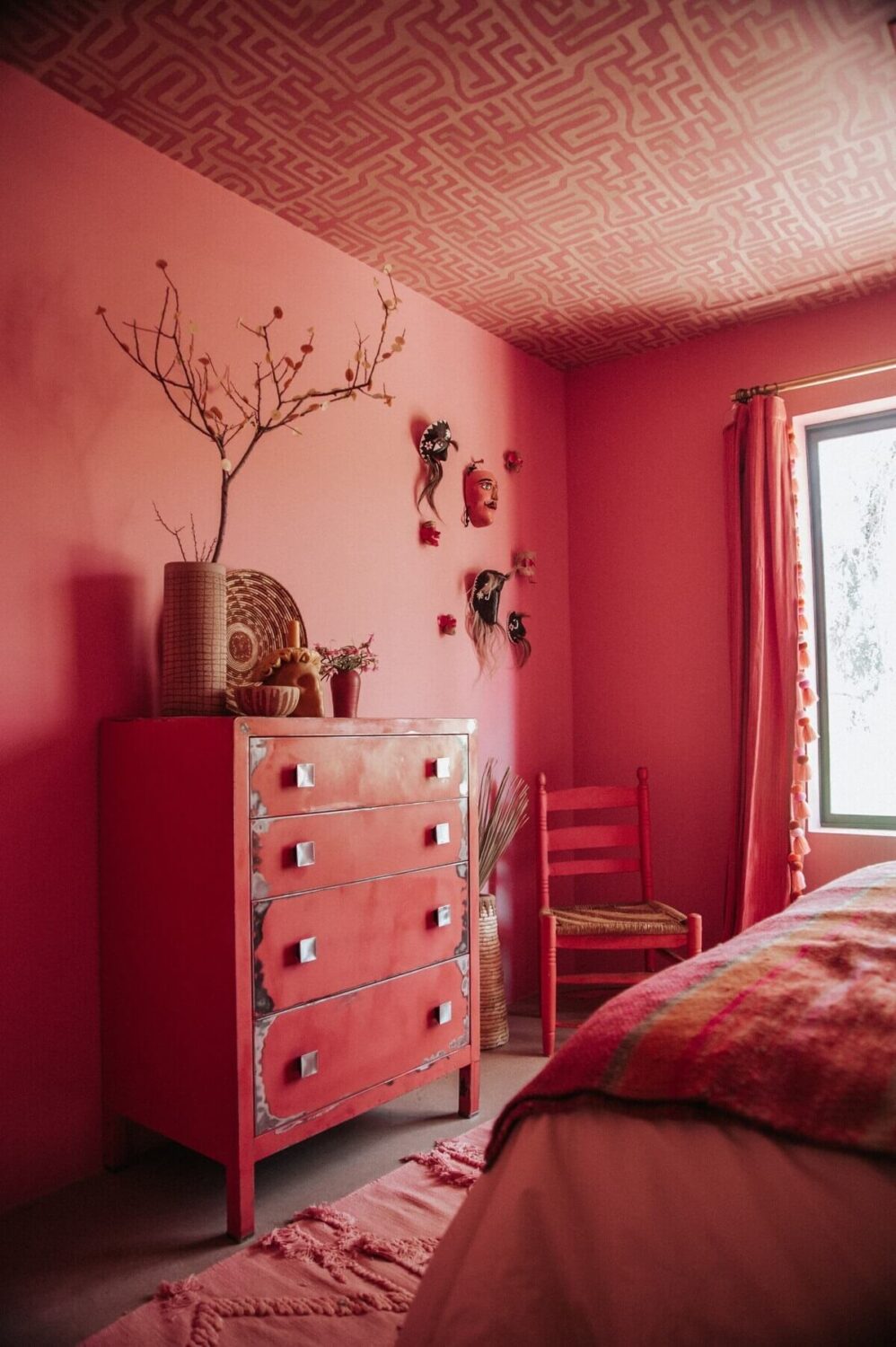 wallpaper-ceiling-pink-walls-bedroom-nordroom