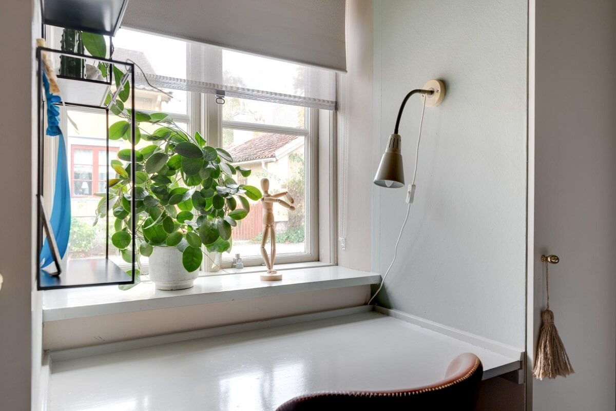 window desk bedroom