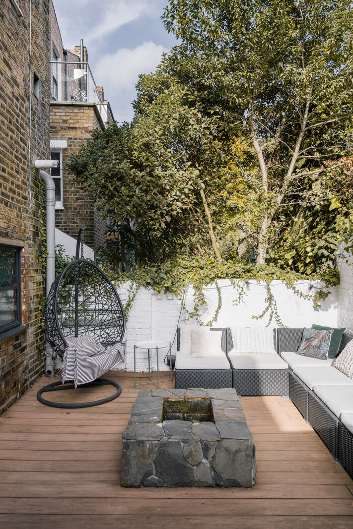 wooden deck city garden A Charming One-Bedroom Apartment with a Courtyard Terrace
