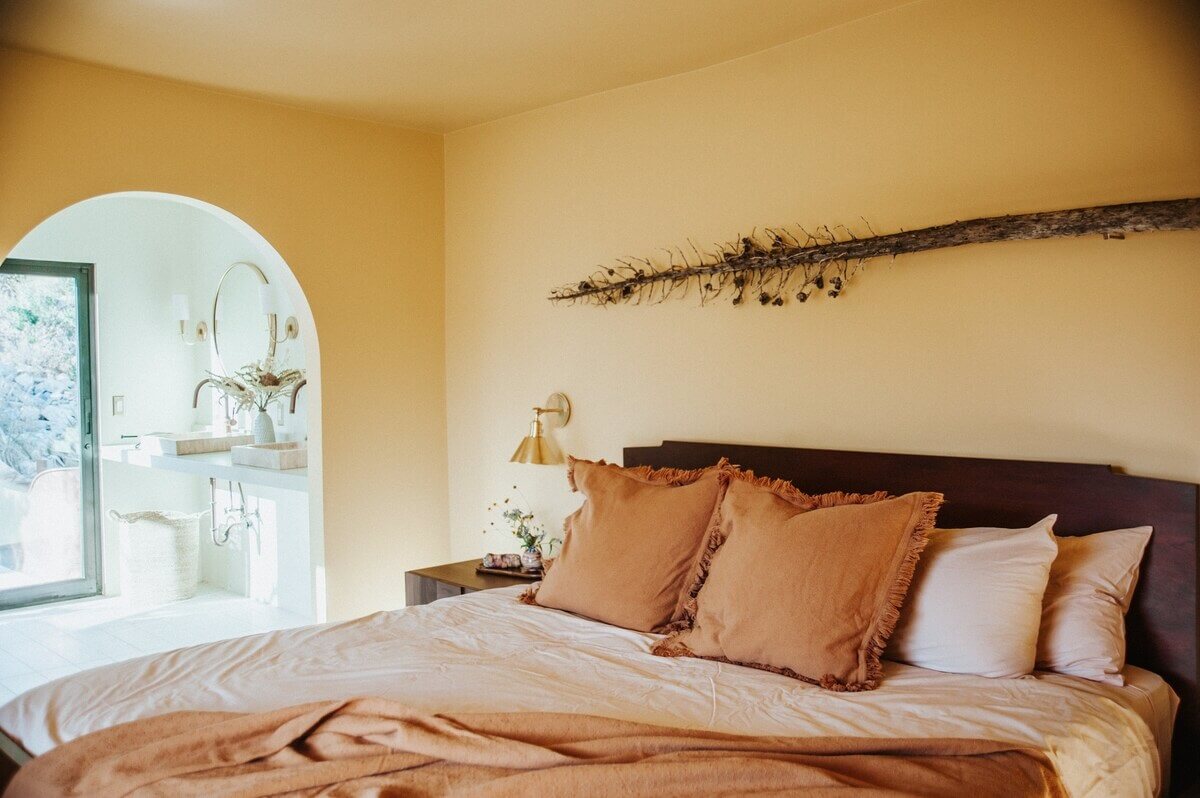 yellow-bedroom-arched-doorway-nordroom