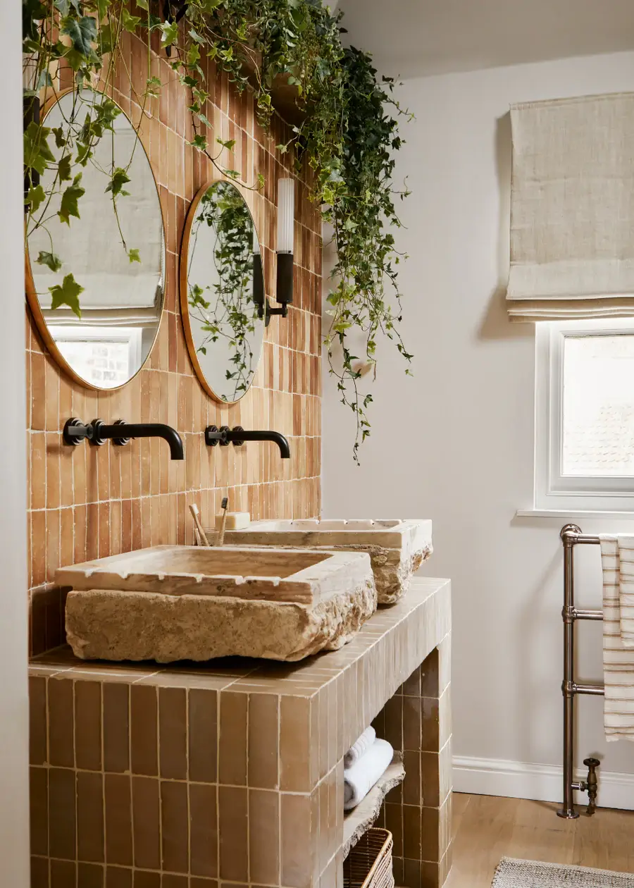 bathroom with tiles in various brown shades nordroom The Color Trends for 2025: Warm, Natural Shades and a Cheerful Accent