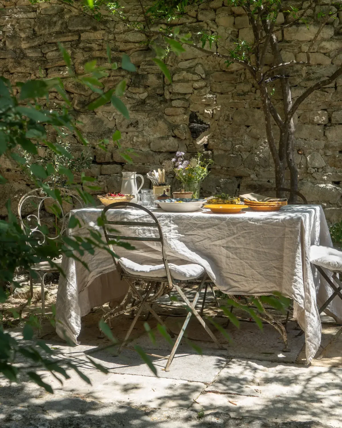 garden-dining-table-french-country-house-airbnb-nordroom