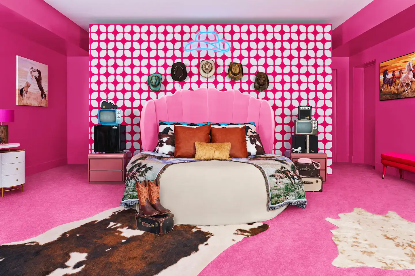 pink-bedroom-cowboy-style-barbiecore-malibu-dreamhouse-nordroom