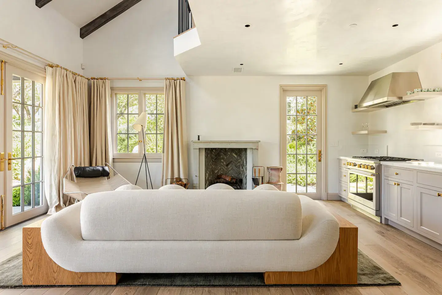 serene-living-room-light-colors-guest-house-nordroom