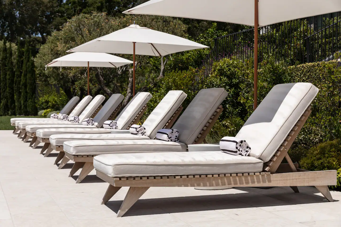 sun-beds-swimming-pool-gwyneth-paltrow-nordroom